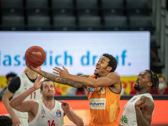Paul Zipser (FC Bayern, 16), Troy Caupain (Ratiopharm Ulm 23), Jalen Reynolds (FC Bayern, 08), ratiopharm Ulm vs. FC Bayern Basketball, Basketball, Bundesliga, easycredit, 17. Spieltag, Saison 2020 2021, 09.02.2021, ratiopharm Ulm vs. FC Bayern Basketball, Basketball, Bundesliga, easycredit, 17. Spieltag, Saison 2020 2021, 09.02.2021 Neu-Ulm Copyright: xEIBNER SaschaxWaltherx EP_EER