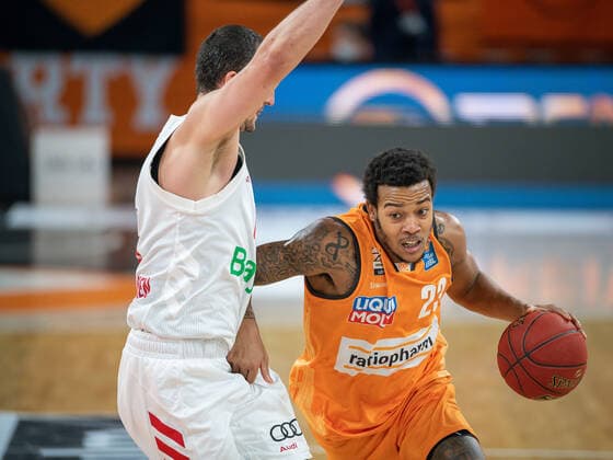 Paul Zipser (FC Bayern, 16), Troy Caupain (Ratiopharm Ulm 23), ratiopharm Ulm vs. FC Bayern Basketball, Basketball, Bundesliga, easycredit, 17. Spieltag, Saison 2020 2021, 09.02.2021, ratiopharm Ulm vs. FC Bayern Basketball, Basketball, Bundesliga, easycredit, 17. Spieltag, Saison 2020 2021, 09.02.2021 Neu-Ulm Copyright: xEIBNER SaschaxWaltherx EP_EER