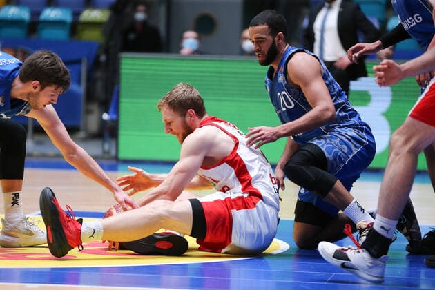 Basketball Bundesliga,Fraport Skyliners - Brose Bamberg,2021.02.09,GER, im Sengfelder Ehristian,(Brose Bamberg, 43), Moore Rasheed,(Fraport Skyliners, 20), ,Eibner-Pressefoto Uli Scherbaum Fraport Skyliners - Brose Bamberg Frankfurt Copyright: xEibner-Pressefoto UlrichxScherbax EP_usm