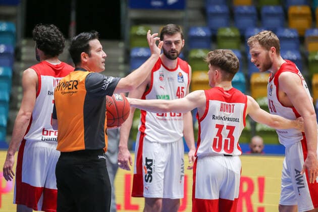 Basketball Bundesliga,Fraport Skyliners - Brose Bamberg,2021.02.09,GER, im der Schiedsrichter,Kravish David,(Brose Bamberg, 45), Hundt Bennet,(Brose Bamberg, 33), Sengfelder Ehristian,(Brose Bamberg, 43), ,Eibner-Pressefoto Uli Scherbaum Fraport Skyliners - Brose Bamberg Frankfurt Copyright: xEibner-Pressefoto UlrichxScherbaumx EP_usm