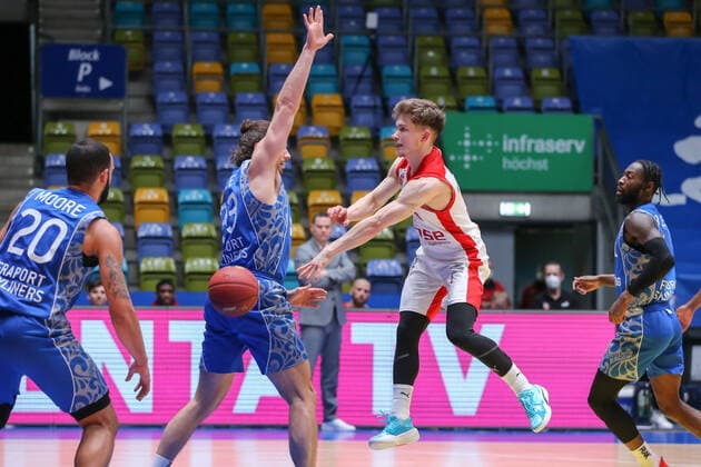 Basketball Bundesliga,Fraport Skyliners - Brose Bamberg,2021.02.09,GER, im Robertson Quantez,(Fraport Skyliners, 23),Hundt Bennet,(Brose Bamberg, 33), ,Eibner-Pressefoto Uli Scherbaum Fraport Skyliners - Brose Bamberg Frankfurt Copyright: xEibner-Pressefoto UlrichxScherbaumx EP_usm