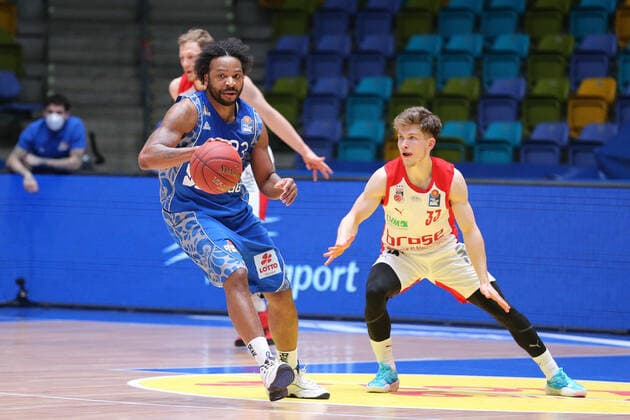 Basketball Bundesliga,Fraport Skyliners - Brose Bamberg,2021.02.09,GER, im Robertson Quantez,(Fraport Skyliners, 23),Hundt Bennet,(Brose Bamberg, 33), ,Eibner-Pressefoto Uli Scherbaum Fraport Skyliners - Brose Bamberg Frankfurt Copyright: xEibner-Pressefoto UlrichxScherbax EP_usm