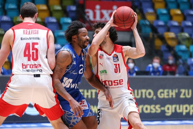 Basketball Bundesliga,Fraport Skyliners - Brose Bamberg,2021.02.09,GER, im Robertson Quantez,(Fraport Skyliners, 23),Vitali Michele,(Brose Bamberg, 31), ,Eibner-Pressefoto Uli Scherbaum Fraport Skyliners - Brose Bamberg Frankfurt Copyright: xEibner-Pressefoto UlrichxScherbax EP_usm