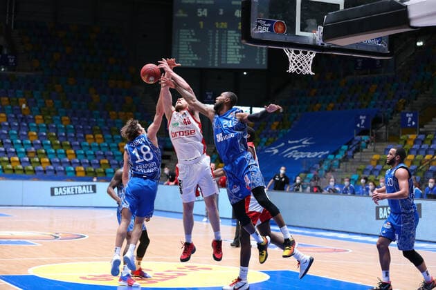 Basketball Bundesliga,Fraport Skyliners - Brose Bamberg,2021.02.09,GER, im Rahon Joe,(Fraport Skyliners, 18),Sengfelder Ehristian,(Brose Bamberg, 43), Murphy Kamari,(Fraport Skyliners, 21), ,Eibner-Pressefoto Uli Scherbaum Fraport Skyliners - Brose Bamberg Frankfurt Copyright: xEibner-Pressefoto UlrichxScherbax EP_usm