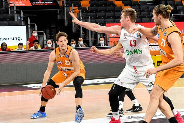 GER, BBL, ratiopharm ulm vs FC Bayern München Muenchen 09.02.2021, ratiopharm arena, Neu-Ulm, GER, BBL, ratiopharm ulm vs FC Bayern München Muenchen, im Bild Patrick Heckmann (Ulm, 33), Leon Radosevic (Bayern, 43), Dylan Osetkowski (Ulm, 21)