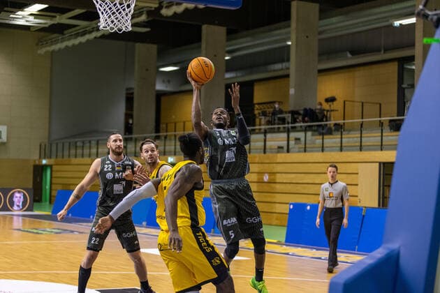Philip Heyden (MLP Academics Heidelberg, 22) Enosch Wolf (Tigers Tübingen, 8) Roland Nyama (Tigers Tübingen, 24) Shyron Ely (MLP Academics Heidelberg, 5)¨¨¨Tigers Tübingen vs. MLP Academics Heidelberg, 2. Basketball, Bundesliga, Pro A, Barmer 2 Basketball, Spieltag 22, Spielzeit 2020 2021, 10.02.2021, ¨¨ Tigers Tübingen - MLP Academics Heidelberg, Basketball, 2. Bundesliga, Barmer 2 Basketball, Spieltag 22, Spielzeit 2020 2021, 10.02.2021 Rottenburg am Neckar Copyright: xNinaxSander xEibnerxPressefotoxIx EP_NSR