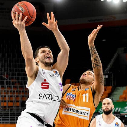 GER, BBL, ratiopharm ulm vs BG Göttingen Goettingen 12.02.2021, ratiopharm arena, Neu-Ulm, GER, BBL, ratiopharm ulm vs BG Göttingen Goettingen, im Bild Rihards Lomazs (Goettingen, 13) geht zum Korb, Isaiah Wilkins (Ulm, 11)