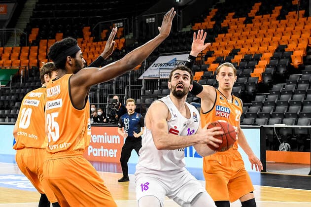 GER, BBL, ratiopharm ulm vs BG Göttingen Goettingen 12.02.2021, ratiopharm arena, Neu-Ulm, GER, BBL, ratiopharm ulm vs BG Göttingen Goettingen, im Bild Aric Holman (Ulm, 35) versucht Harper Kamp (Goettingen, 18) am punkten zu hindern, Thomas Klepeisz (Ulm, 22)