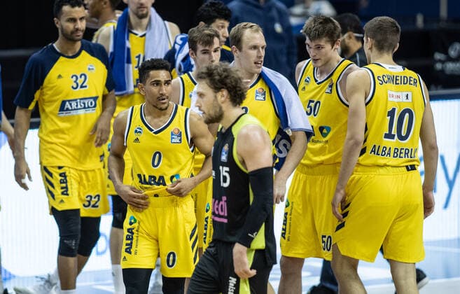 12.02.21, Berlin, Basketball, 1. Bundesliga, easyCredit BBL, Hauptrunde, 18.Spieltag, Mercedes Benz Arena: ALBA Berlin - medi Bayreuth. ALBAs Johannes Thiemann (l-r), Maodo Lo, Malte Delow, Luke Sikma, Ben Lammers und Tim Schneider reagieren auf den Sieg. ALBA Berlin - medi Bayreuth