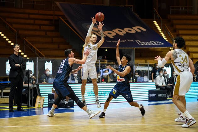 Arnas Velicka (Basketball Loewen Braunschweig) spielt den Ball zu Gavin Schilling (Basketball Loewen Braunschweig), Bogdan Radosavljevic (HAKRO Merlins Crailsheim) und Trae Bell-Haynes (HAKRO Merlins Crailsheim) verteidigen, GER, HAKRO Merlins Crailsheim vs. Basketball Loewen Braunschweig, 12.02.2021, 18. Spieltag easycredit Basketball Bundesliga, Spielzeit 2020 2021. GER, HAKRO Merlins Crailsheim vs. Basketball Loewen Braunschweig, 12.02.2021, 18. Spieltag easycredit Basketball Bundesliga, Spielzeit 2020 2021 Crailsheim Copyright: xEibnerxPressefoto MichaelxMemmlerx EP_MMR