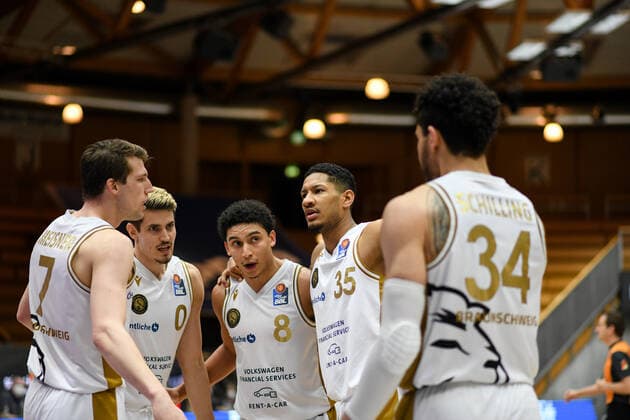 Lukas Meisner (Basketball Loewen Braunschweig), Lukas Wank (Basketball Loewen Braunschweig), James Robinson (Basketball Loewen Braunschweig), Karim Jallow (Basketball Loewen Braunschweig) beraten im Kreis, Gavin Schilling (Basketball Loewen Braunschweig) GER, HAKRO Merlins Crailsheim vs. Basketball Loewen Braunschweig, 12.02.2021, 18. Spieltag easycredit Basketball Bundesliga, Spielzeit 2020 2021. GER, HAKRO Merlins Crailsheim vs. Basketball Loewen Braunschweig, 12.02.2021, 18. Spieltag easycredit Basketball Bundesliga, Spielzeit 2020 2021 Crailsheim Copyright: xEibnerxPressefoto MichaelxMemmlerx EP_MMR
