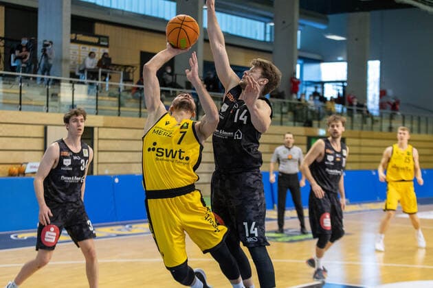 Besnik Bekteshi (Tigers Tübingen, 7) Sebastian Schröder (Nürnberg Falcons, 14)¨¨¨Tigers Tübingen vs. Nürnberg Falcons, 2. Basketball, Bundesliga, Pro A, Barmer 2 Basketball, Spieltag 21, Spielzeit 2020 2021, 13.02.2021, ¨¨ Tigers Tübingen - Nürnberg Falcons, Basketball, 2. Bundesliga, Barmer 2 Basketball, Spieltag 21, Spielzeit 2020 2021, 13.02.2021 Rottenburg am Neckar Copyright: xNinaxSander xEibnerxPressefotoxIx EP_NSR