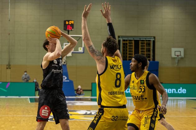 Jackson Kent (Nürnberg Falcons, 34) Enosch Wolf (Tigers Tübingen, 8) Isaiah Crawley (Tigers Tübingen, 53)¨¨¨Tigers Tübingen vs. Nürnberg Falcons, 2. Basketball, Bundesliga, Pro A, Barmer 2 Basketball, Spieltag 21, Spielzeit 2020 2021, 13.02.2021, ¨¨ Tigers Tübingen - Nürnberg Falcons, Basketball, 2. Bundesliga, Barmer 2 Basketball, Spieltag 21, Spielzeit 2020 2021, 13.02.2021 Rottenburg am Neckar Copyright: xNinaxSander xEibnerxPressefotoxIx EP_NSR