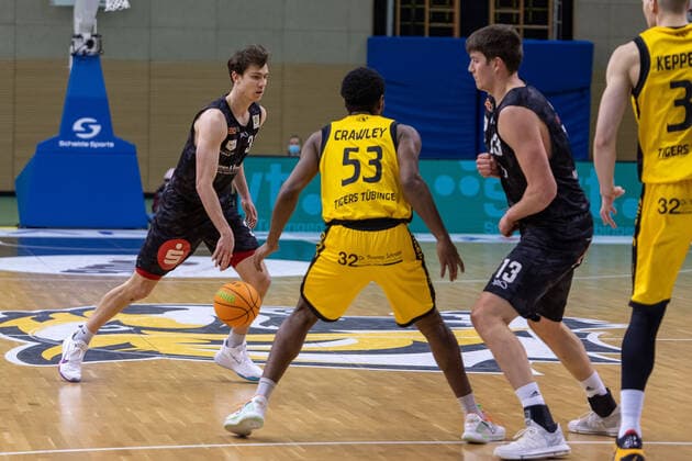 Jackson Kent (Nürnberg Falcons, 34) Isaiah Crawley (Tigers Tübingen, 53) Jonathan Maier (Nürnberg Falcons, 13)¨¨¨Tigers Tübingen vs. Nürnberg Falcons, 2. Basketball, Bundesliga, Pro A, Barmer 2 Basketball, Spieltag 21, Spielzeit 2020 2021, 13.02.2021, ¨¨ Tigers Tübingen - Nürnberg Falcons, Basketball, 2. Bundesliga, Barmer 2 Basketball, Spieltag 21, Spielzeit 2020 2021, 13.02.2021 Rottenburg am Neckar Copyright: xNinaxSander xEibnerxPressefotoxIx EP_NSR