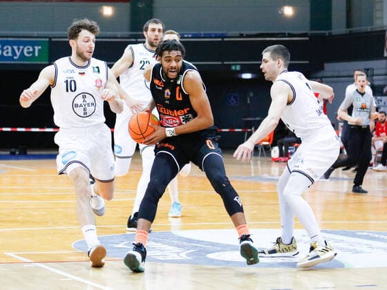 Courtney Stockard (wiha Panthers Schwenningen, 00) im Zweikampf mit Haris Hujic (Bayer Giants Leverkusen, 10) Bayer Giants Leverkusen vs. wiha Panthers Schwenningen, Herren, Basketball, 2. Liga, 21. Spieltag, ProA, 2020 2021, 13.02.2021 Bayer Giants Leverkusen vs. wiha Panthers Schwenningen, Herren, Basketball, 2. Liga, 22.Spieltag, 2020 2021, ProA, 13.02.2021 Leverkusen Copyright: xJulianxMeusel Eibner-Pressefotox EP_JML