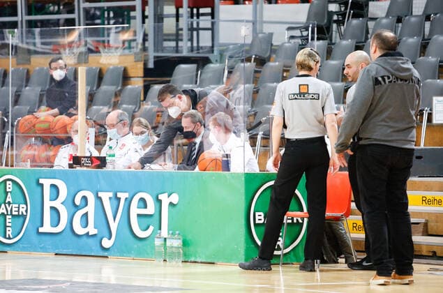 Kurze Verwirrung aufgrund eines Spielerpasses. Bayer Giants Leverkusen vs. wiha Panthers Schwenningen, Herren, Basketball, 2. Liga, 21. Spieltag, ProA, 2020 2021, 13.02.2021 Bayer Giants Leverkusen vs. wiha Panthers Schwenningen, Herren, Basketball, 2. Liga, 22.Spieltag, 2020 2021, ProA, 13.02.2021 Leverkusen Copyright: xJulianxMeusel Eibner-Pressefotox EP_JML