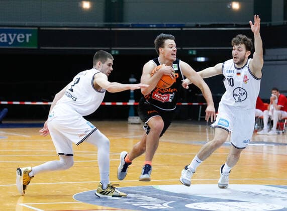 Grant Teichmann (wiha Panthers Schwenningen, 07) im Zweikampf mit Haris Hujic (Bayer Giants Leverkusen, 10) und Wyatt Lohaus (Bayer Giants Leverkusen, 02) Bayer Giants Leverkusen vs. wiha Panthers Schwenningen, Herren, Basketball, 2. Liga, 21. Spieltag, ProA, 2020 2021, 13.02.2021 Bayer Giants Leverkusen vs. wiha Panthers Schwenningen, Herren, Basketball, 2. Liga, 22.Spieltag, 2020 2021, ProA, 13.02.2021 Leverkusen Copyright: xJulianxMeusel Eibner-Pressefotox EP_JML