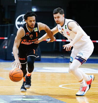 Nate Britt (wiha Panthers Schwenningen, 01) im Zweikampf mit Luca Kahl (Bayer Giants Leverkusen, 15) Bayer Giants Leverkusen vs. wiha Panthers Schwenningen, Herren, Basketball, 2. Liga, 21. Spieltag, ProA, 2020 2021, 13.02.2021 Bayer Giants Leverkusen vs. wiha Panthers Schwenningen, Herren, Basketball, 2. Liga, 22.Spieltag, 2020 2021, ProA, 13.02.2021 Leverkusen Copyright: xJulianxMeusel Eibner-Pressefotox EP_JML