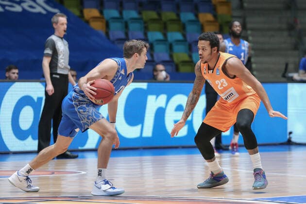 Basketball Bundesliga,Fraport Skyliners - ratiopharm Ulm,2021.02.14,GER, im Rahon Joe,(Fraport Skyliners, 18),Caupain Troy,(ratiopharm Ulm, 23), ,Eibner-Pressefoto Uli Scherbaum Fraport Skyliners - ratiopharm Ulm Frankfurt Copyright: xEibner-Pressefoto UlrichxScherbaumx EP_usm
