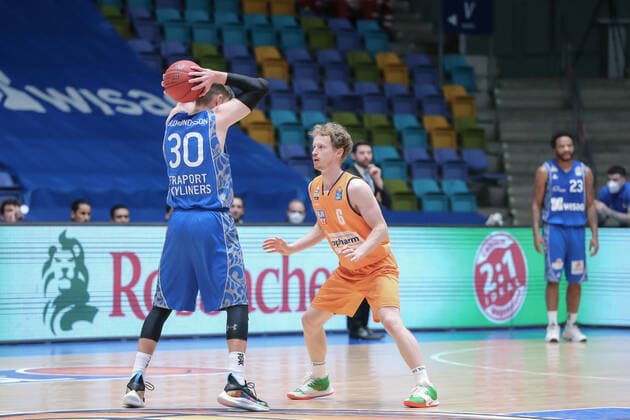 Basketball Bundesliga,Fraport Skyliners - ratiopharm Ulm,2021.02.14,GER, im BildGudmundsson Jon Axel,(Fraport Skyliners, 30),Guenther Per,(ratiopharm Ulm, 6), ,Eibner-Pressefoto Uli Scherbaum Fraport Skyliners - ratiopharm Ulm Frankfurt Copyright: xEibner-Pressefoto UlrichxScherbaumx EP_usm