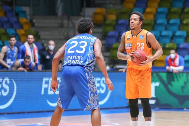 Basketball Bundesliga,Fraport Skyliners - ratiopharm Ulm,2021.02.14,GER, im Robertson Quantez,(Fraport Skyliners, 23),Caupain Troy,(ratiopharm Ulm, 23), ,Eibner-Pressefoto Uli Scherbaum Fraport Skyliners - ratiopharm Ulm Frankfurt Copyright: xEibner-Pressefoto UlrichxScherbax EP_usm