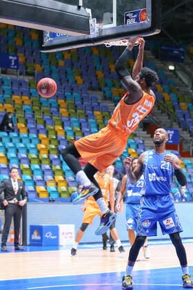 Basketball Bundesliga,Fraport Skyliners - ratiopharm Ulm,2021.02.14,GER, im Holman Aric,(ratiopharm Ulm, 35), Murphy Kamari,(Fraport Skyliners, 21), ,Eibner-Pressefoto Uli Scherbaum Fraport Skyliners - ratiopharm Ulm Frankfurt Copyright: xEibner-Pressefoto UlrichxScherbax EP_usm