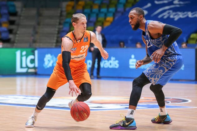 Basketball Bundesliga,Fraport Skyliners - ratiopharm Ulm,2021.02.14,GER, im Klepeisz Thomas,(ratiopharm Ulm, 22), Robertson Quantez,(Fraport Skyliners, 23), ,Eibner-Pressefoto Uli Scherbaum Fraport Skyliners - ratiopharm Ulm Frankfurt Copyright: xEibner-Pressefoto UlrichxScherbaumx EP_usm