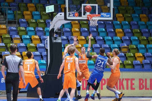 Basketball Bundesliga,Fraport Skyliners - ratiopharm Ulm,2021.02.14,GER, im Guenther Per,(ratiopharm Ulm, 6), Obst Andreas,(ratiopharm Ulm, 13), Murphy Kamari,(Fraport Skyliners, 21), ,Eibner-Pressefoto Uli Scherbaum Fraport Skyliners - ratiopharm Ulm Frankfurt Copyright: xEibner-Pressefoto UlrichxScherbaumx EP_usm
