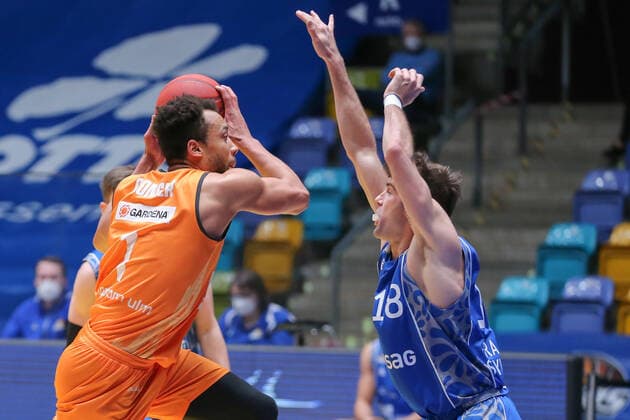 Basketball Bundesliga,Fraport Skyliners - ratiopharm Ulm,2021.02.14,GER, im Conger Demitrius,(ratiopharm Ulm, 1), Rahon Joe,(Fraport Skyliners, 18), ,Eibner-Pressefoto Uli Scherbaum Fraport Skyliners - ratiopharm Ulm Frankfurt Copyright: xEibner-Pressefoto UlrichxScherbaumx EP_usm