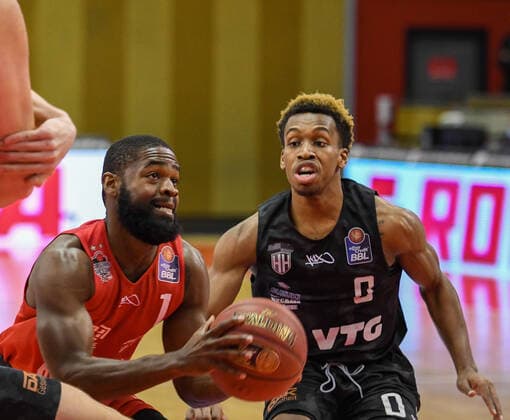 Jonathan Stark, T.J. Shorts Basketball Bundesliga, Basketball Saison 2020 2021, 19. Spieltag, Deutschland, easyCredit BBL, Germany, Giessen 46ers, giessen rot, Herren, Jobstairs GIESSEN 46ers - Hamburg Towers, Männer, Hamburg schwarz