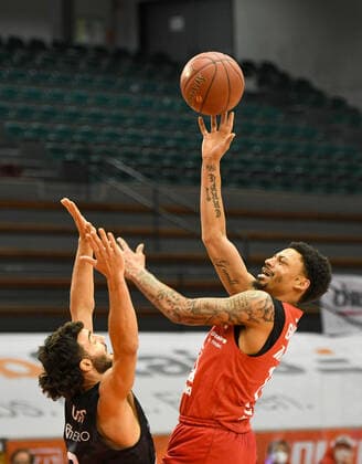 Maximilian Dileo, Diante Garrett Basketball Bundesliga, Basketball Saison 2020 2021, 19. Spieltag, Deutschland, easyCredit BBL, Germany, Giessen 46ers, giessen rot, Herren, Jobstairs GIESSEN 46ers - Hamburg Towers, Männer, Hamburg schwarz