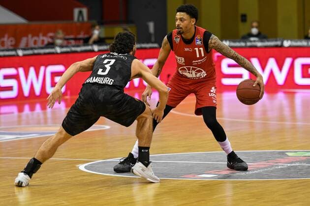 Maximilian Dileo, Diante Garrett Basketball Bundesliga, Basketball Saison 2020 2021, 19. Spieltag, Deutschland, easyCredit BBL, Germany, Giessen 46ers, giessen rot, Herren, Jobstairs GIESSEN 46ers - Hamburg Towers, Männer, Hamburg schwarz
