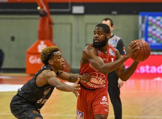 T. J. Shorts, Jonathan Stark Basketball Bundesliga, Basketball Saison 2020 2021, 19. Spieltag, Deutschland, easyCredit BBL, Germany, Giessen 46ers, giessen rot, Herren, Jobstairs GIESSEN 46ers - Hamburg Towers, Männer, Hamburg schwarz