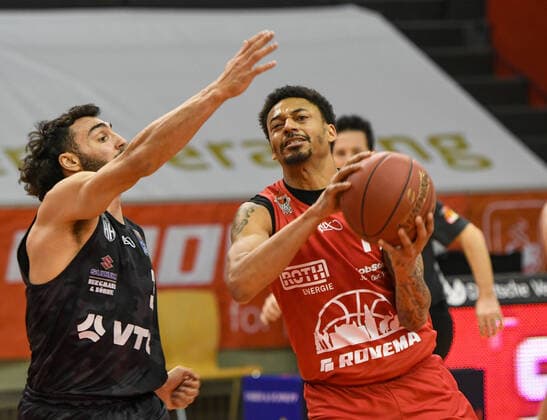 Maximilian Dileo, Diante Garrett Basketball Bundesliga, Basketball Saison 2020 2021, 19. Spieltag, Deutschland, easyCredit BBL, Germany, Giessen 46ers, giessen rot, Herren, Jobstairs GIESSEN 46ers - Hamburg Towers, Männer, Hamburg schwarz