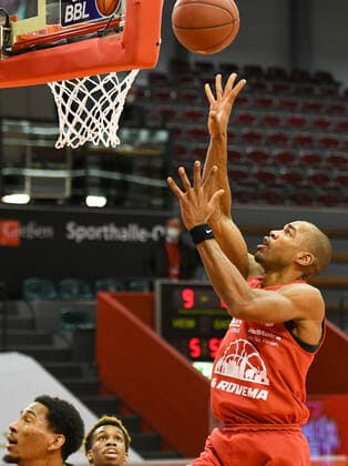 Brandon Thomas Basketball Bundesliga, Basketball Saison 2020 2021, 19. Spieltag, Deutschland, easyCredit BBL, Germany, Giessen 46ers, giessen rot, Herren, Jobstairs GIESSEN 46ers - Hamburg Towers, Männer, Hamburg schwarz