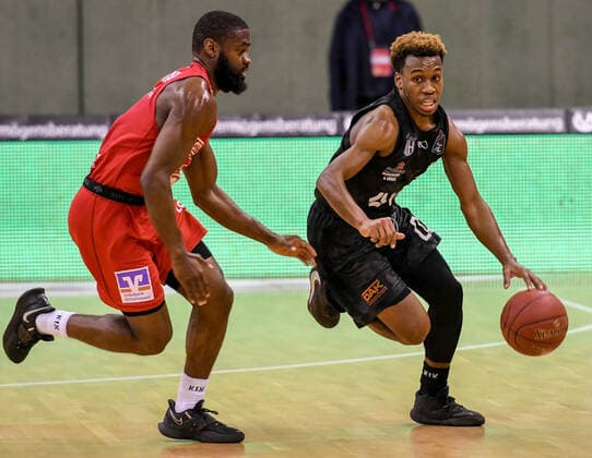 T. J. Shorts, Jonathan Stark Basketball Bundesliga, Basketball Saison 2020 2021, 19. Spieltag, Deutschland, easyCredit BBL, Germany, Giessen 46ers, giessen rot, Herren, Jobstairs GIESSEN 46ers - Hamburg Towers, Männer, Hamburg schwarz