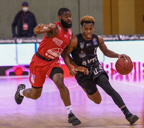 T. J. Shorts, Jonathan Stark Basketball Bundesliga, Basketball Saison 2020 2021, 19. Spieltag, Deutschland, easyCredit BBL, Germany, Giessen 46ers, giessen rot, Herren, Jobstairs GIESSEN 46ers - Hamburg Towers, Männer, Hamburg schwarz