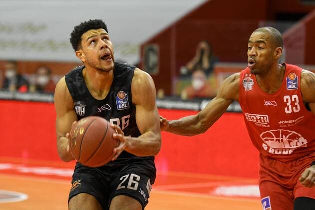 Marvin Ogunsipe, Brandon Thomas Basketball Bundesliga, Basketball Saison 2020 2021, 19. Spieltag, Deutschland, easyCredit BBL, Germany, Giessen 46ers, giessen rot, Herren, Jobstairs GIESSEN 46ers - Hamburg Towers, Männer, Hamburg schwarz