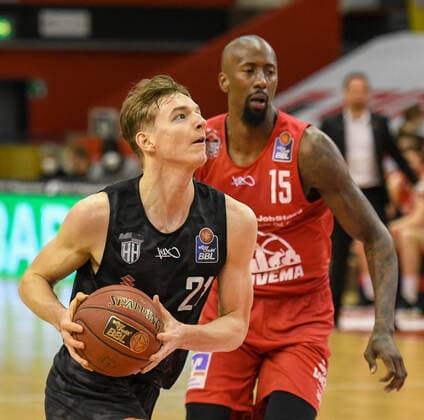 Justus Hollatz Basketball Bundesliga, Basketball Saison 2020 2021, 19. Spieltag, Deutschland, easyCredit BBL, Germany, Giessen 46ers, giessen rot, Herren, Jobstairs GIESSEN 46ers - Hamburg Towers, Männer, Hamburg schwarz