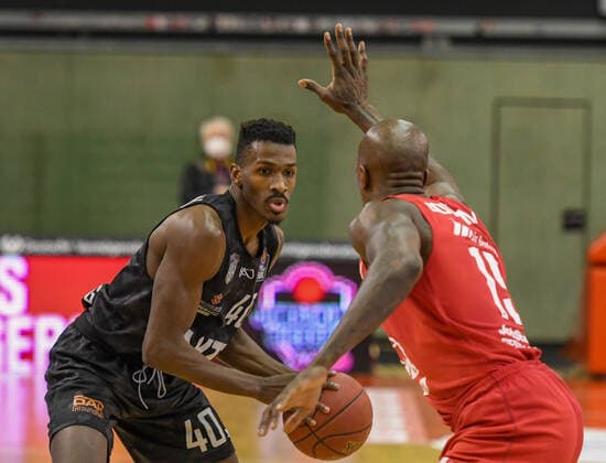 Zac Cuthbertson, Brandon Bowman Basketball Bundesliga, Basketball Saison 2020 2021, 19. Spieltag, Deutschland, easyCredit BBL, Germany, Giessen 46ers, giessen rot, Herren, Jobstairs GIESSEN 46ers - Hamburg Towers, Männer, Hamburg schwarz