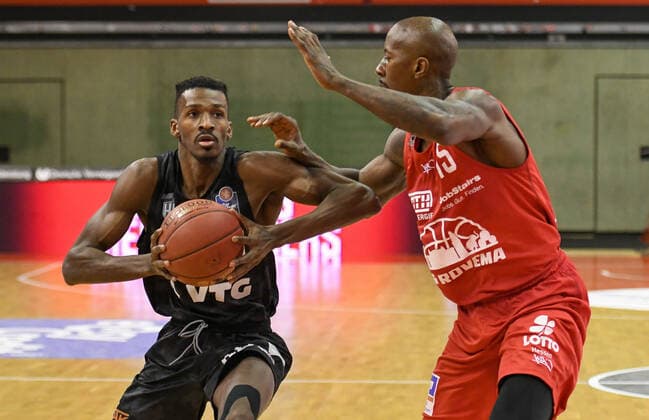 Zac Cuthbertson, Brandon Bowman Basketball Bundesliga, Basketball Saison 2020 2021, 19. Spieltag, Deutschland, easyCredit BBL, Germany, Giessen 46ers, giessen rot, Herren, Jobstairs GIESSEN 46ers - Hamburg Towers, Männer, Hamburg schwarz