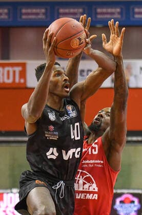 Zac Cuthbertson, Brandon Bowman Basketball Bundesliga, Basketball Saison 2020 2021, 19. Spieltag, Deutschland, easyCredit BBL, Germany, Giessen 46ers, giessen rot, Herren, Jobstairs GIESSEN 46ers - Hamburg Towers, Männer, Hamburg schwarz