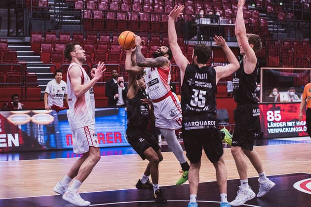 ProA: 10. Spieltag - Artland Dragons vs. Science City Jena, 16.02.2021 Robert Oehle (Artland Dragons, 31), Frederick Zamal Nixon (Science City Jena, 5), Gerel David Simmons (Artland Dragons, 11), Stephan Haukohl (Science City Jena, 35); ProA: 10. Spieltag - Artland Dragons vs. Science City Jena am 16.02.2021 in Quakenbrueck (Artland Arena), Germany, Copyright: xBEAUTIFULxSPORTS Neddermannx