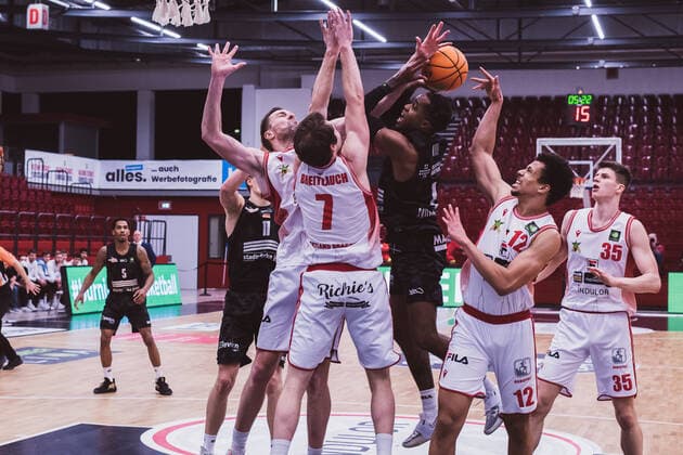 ProA: 10. Spieltag - Artland Dragons vs. Science City Jena, 16.02.2021 Robert Oehle (Artland Dragons, 31), Adrian Breitlauch (Artland Dragons, 7), Kasey Jamal Hill (Science City Jena, 1), Leon Iduma Okpara (Artland Dragons, 12); ProA: 10. Spieltag - Artland Dragons vs. Science City Jena am 16.02.2021 in Quakenbrueck (Artland Arena), Germany, Copyright: xBEAUTIFULxSPORTS Neddermannx