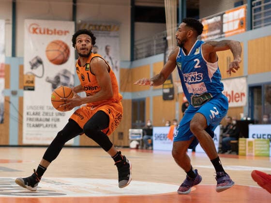 Nate Britt (Wiha Panthers Schwenningen 1) Tyseem Lyles (Karlsruhe Lions 2) wiha Panthers Schwenningen vs. PS Karlsruhe LIONS, Basketball, BARMER 2. BASKETBALL BUNDESLIGA, 22. Spieltag 2020 2021, 20.02.2021, wiha Panthers Schwenningen vs. PS Karlsruhe LIONS, Basketball, BARMER 2. BASKETBALL BUNDESLIGA, 22. Spieltag 2020 2021, 20.02.2021, Villingen-Schwenningen Copyright: xMiclasxHaasis Eibner-Pressefotox EP_mhs