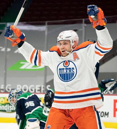 February 23, 2021, Vancouver, BC, Canada: Edmonton Oilers centre Leon Draisaitl (29) celebrates teammate Dominik Kahun s goal past Vancouver Canucks goaltender Thatcher Demko (35) during first period NHL, Eishockey Herren, USA action in Vancouver, Tuesday, February 23, 2021. Canada News - February 23, 2021 - ZUMAc35_ 20210223_zaf_c35_155 Copyright: xJonathanxHaywardx