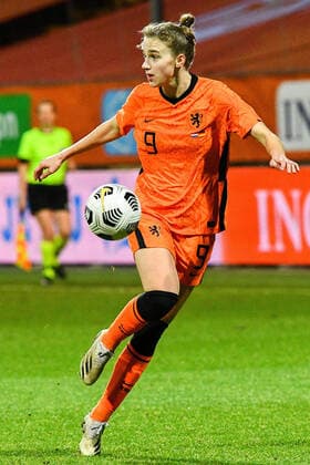 Vivianne Miedema (Niederlande, 9), am Ball, Spielszene, Freisteller, Ganzkörper, Einzelbild, Aktion, Action, 24.02.2021, Venlo (Deutschland), Fussball, Länderspiel Frauen, Niederlande - Deutschland, DFB DFL REGULATIONS PROHIBIT ANY USE OF PHOTOGRAPHS AS IMAGE SEQUENCES AND OR QUASI-VIDEO.