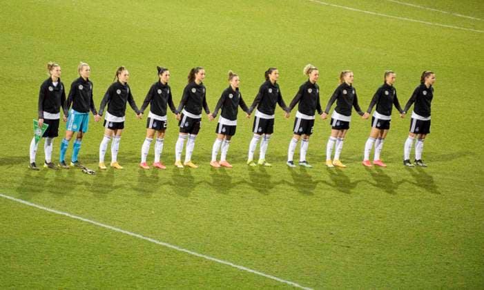 Team GER Hand in Hand waeren der Hymne, v.l. Alexandra POPP (GER), Torhueterin Torwart Merle FROHMS (GER), Sophia KLEINHERNE (GER), Sara DOORSOUN (GER), Sara DAEBRITZ (Däbritz, GER), Svenja HUTH (GER), Dzsenifer MAROZSAN (GER),Lena LATTWEIN (GER), Laura FREIGANG (GER), Klara BUEHL (Bühl, GER), Lena Sophie OBERDORF (GER) Fussball Laenderspiel Frauen, Minitunier - Three Nations. One Goal, Niederlande (NED) - Deutschland (GER) 2:1, am 24.02.2021 in Venlo Niederlande. Â