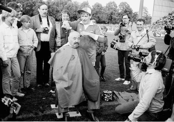 Archivbilder der Woche SPORT KW08 15.06.1983 , Fussball, 1. und 2. Bundesliga 1982 1983, Relegation zur Bundesliga 1983 1984, Hinspiel, Bayer 05 Uerdingen - Schalke 04 3:1 Fussball, 1. Bundesliga, 2. Bundesliga, 1982 1983, Relegationsspiel zur Bundesliga 1983 1984, Fan von Bayer Uerdingen laesst sich nach einer Wette eine Glatze schneiden