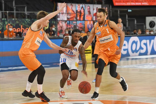 Anthony Barber (Syntainics MBC 10) gegen Andreas Obst (Ratiopharm Ulm 13) und Demitrius Conger (Ratiopharm Ulm 1) GER, Ratiopharm Ulm vs. Syntainics MBC Basketball , Maenner ,esaycredit, Basketball Bundesliga , 21.Spieltag , 27.02.2021 Foto:Eibner Tobias Baur GER, Ratiopharm Ulm vs. Syntainics MBC Basketball Bundesliga , 21.Ligaspieltag , Saion 2020 2021, 27.02.2021 Neu-Ulm Copyright: xBaur xEibner-Pressefotox EP_Toba